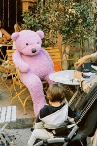 Famille profitant d’un restaurant kids-friendly sur la Côte d’Azur – Parent Cool