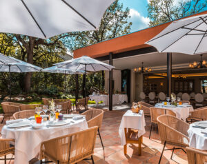 Restaurant Cantemerle kids-friendly avec jardin, chaise haute et table à langer, idéal pour un repas en famille entre mer et montagne.