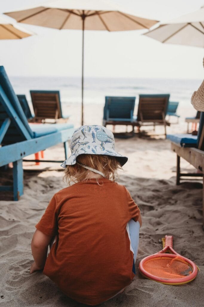 Plage familiale kids friendly sur la Côte d’Azur – sable fin, eau calme et cadre idéal pour une sortie avec enfants