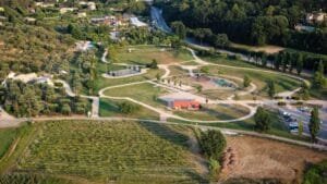 Enfants jouant à l’aire de jeux du Parc de Loisirs d’Opio – ParentCool