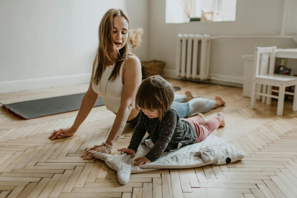 atelier yoga parents enfants Nice avec un parent et un enfant faisant une posture de yoga ensemble