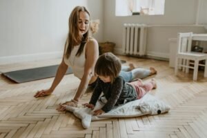 atelier yoga parents enfants Nice avec un parent et un enfant faisant une posture de yoga ensemble