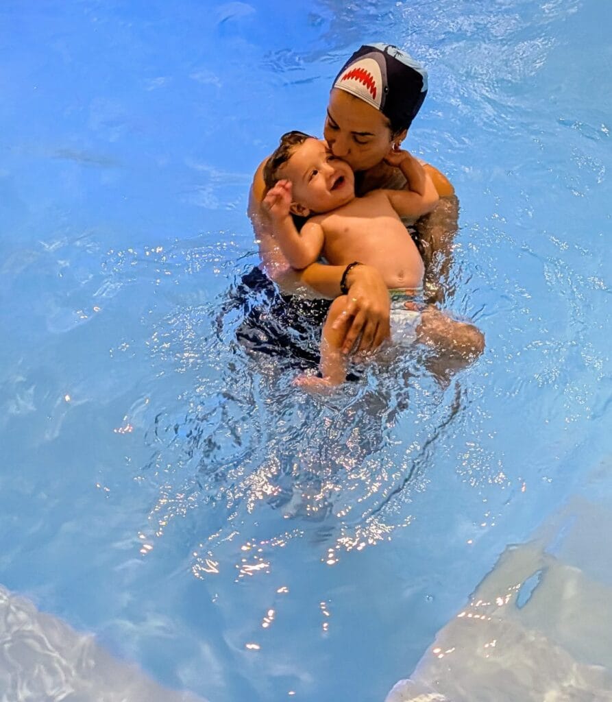 Famille profitant d’un cours bébé nageur chez Aqua Nice – activités aquatiques familiales recommandées par Parent Cool.