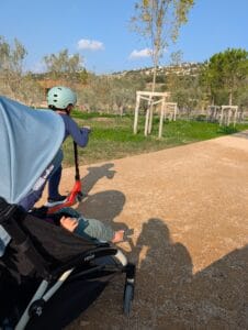 Famille en balade au Parc de l’Éco Vallée à Nice, sortie nature en famille recommandée par Parent Cool