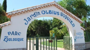 Famille en balade dans le Parc Olbius Riquier à Hyères – un jardin botanique labellisé Jardin Remarquable, recommandé par Parent Cool.