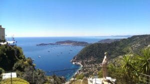 Famille en balade au Jardin Exotique d’Eze, une sortie nature recommandée par Parent Cool pour découvrir la Côte d’Azur avec les enfants.