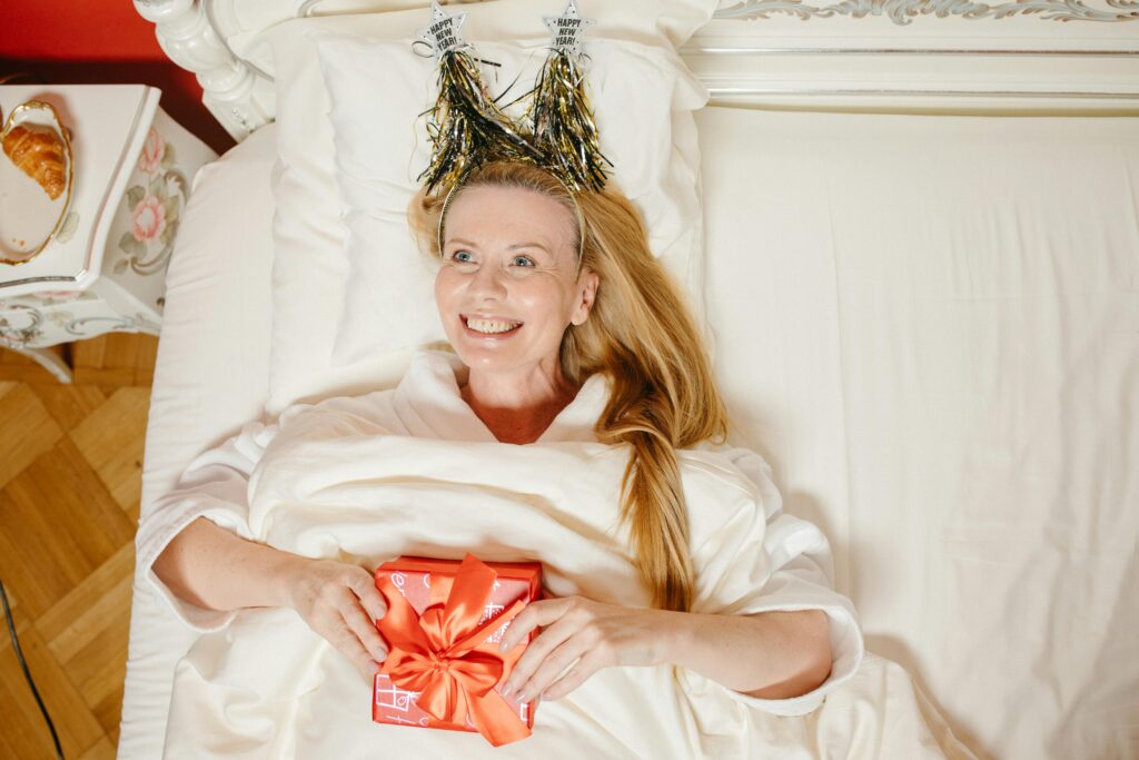 Famille célébrant le Jour de l’An à la maison avec des enfants – idées Parent Cool