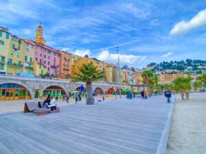 Famille en balade sur la promenade du Soleil à Menton – Parent Cool
