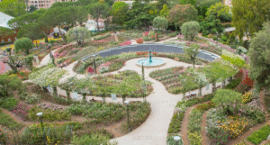 Famille se promenant dans la Roseraie Princesse Grace de Monaco au milieu des rosiers – Parent Cool