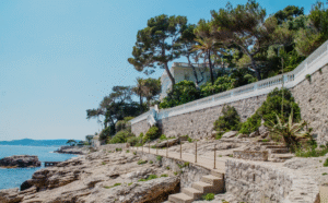 Famille en balade sur le sentier littoral entre la plage Marquet et la Pointe des Douaniers à Cap-d’Ail – aire de jeux et pique-nique. Parent Cool.