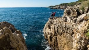 Vue panoramique du sentier du Cap d’Antibes, idéal pour une balade nature avec bébé – fiche Parent Cool