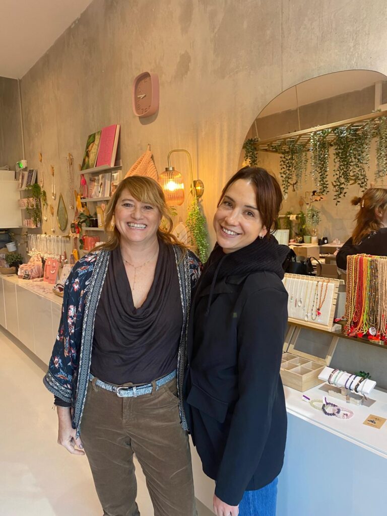 Portrait de Samantha, fondatrice de Baby Shell, créatrice maternité sur la Côte d’Azur