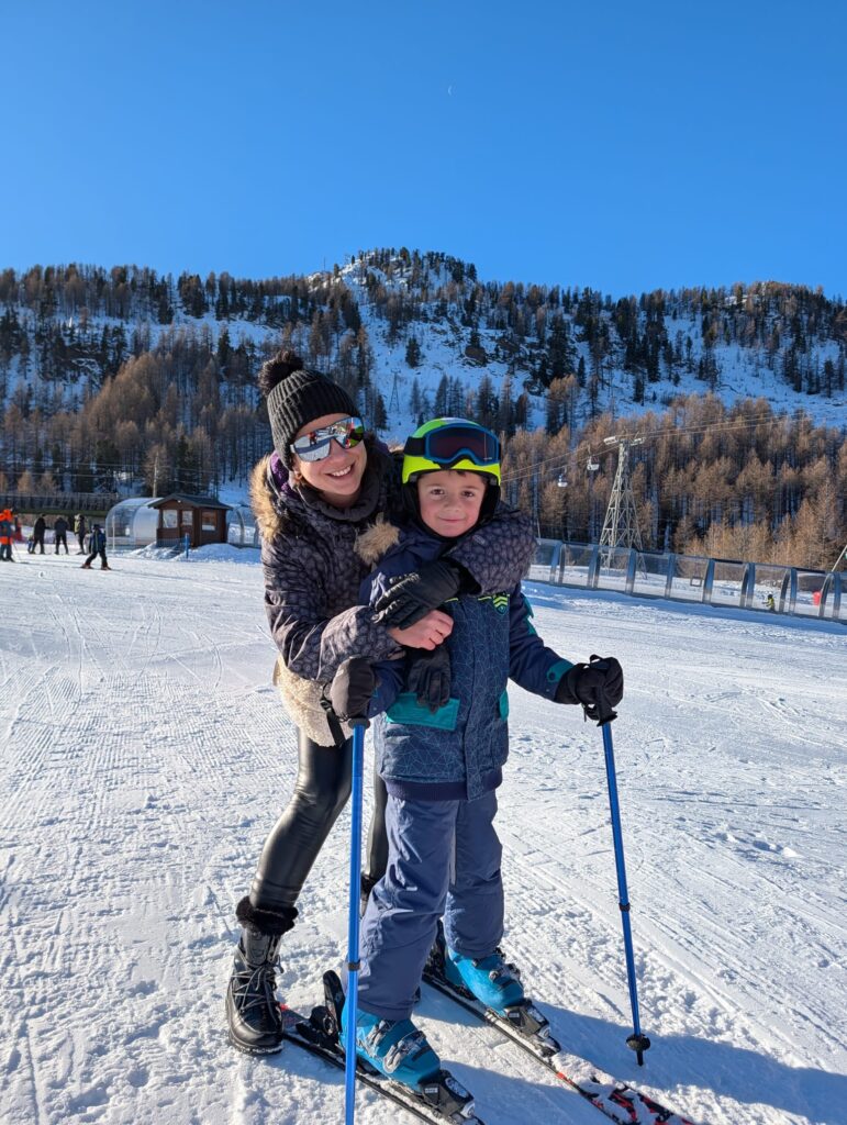 Famille avec enfants à Isola 2000 en hiver – sortie famille Parent Cool