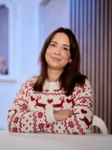 Prescilla Cizeron sur le plateau de l’émission Ça va l’faire sur TV Monaco présentant Parent Cool