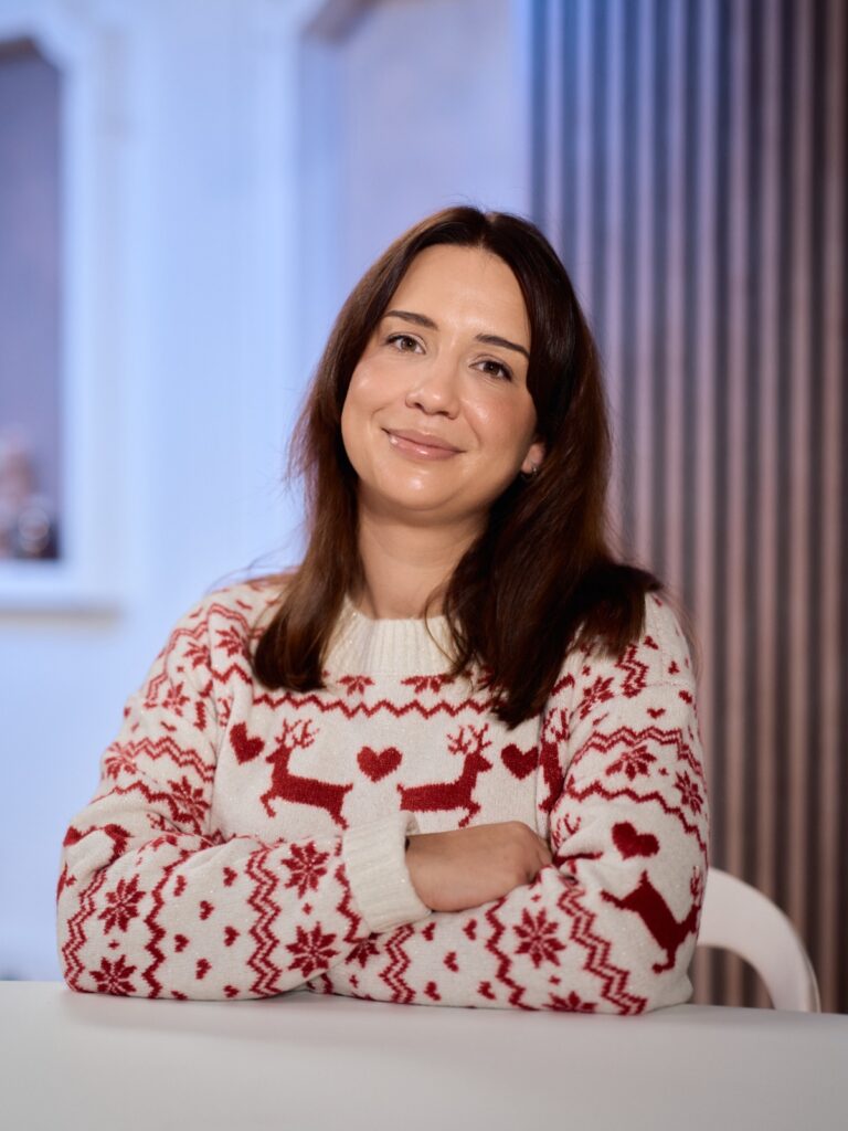 Prescilla Cizeron sur le plateau de l’émission Ça va l’faire sur TV Monaco présentant Parent Cool