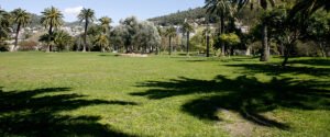 Parc familial à Nice avec espaces verts, vue mer et promenade accessible aux enfants.