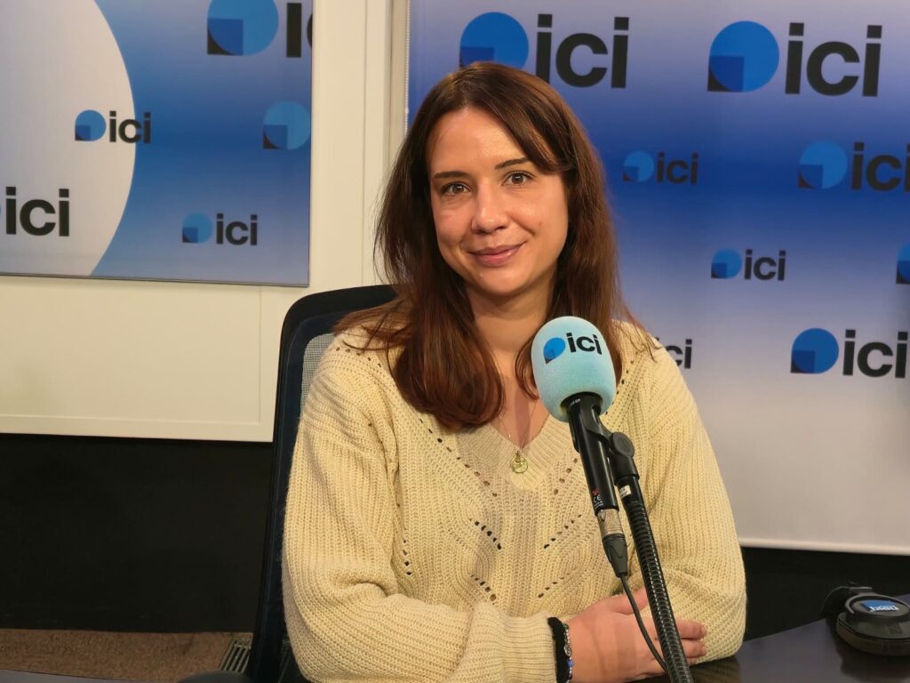 Prescilla Cizeron, fondatrice de Parent Cool, en direct du plateau radio d’Ici Azur (France Bleu) lors de son premier passage à l’antenne pour présenter la plateforme famille de la Côte d’Azur.