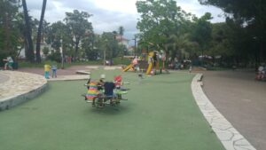 Square familial à Nice avec aire de jeux, espaces ombragés et zone sécurisée pour enfants.