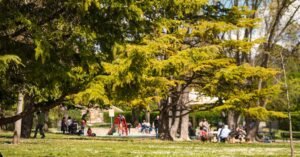 Parc Saint-Mitre Aix-en-Provence avec aire de jeux pour enfants
