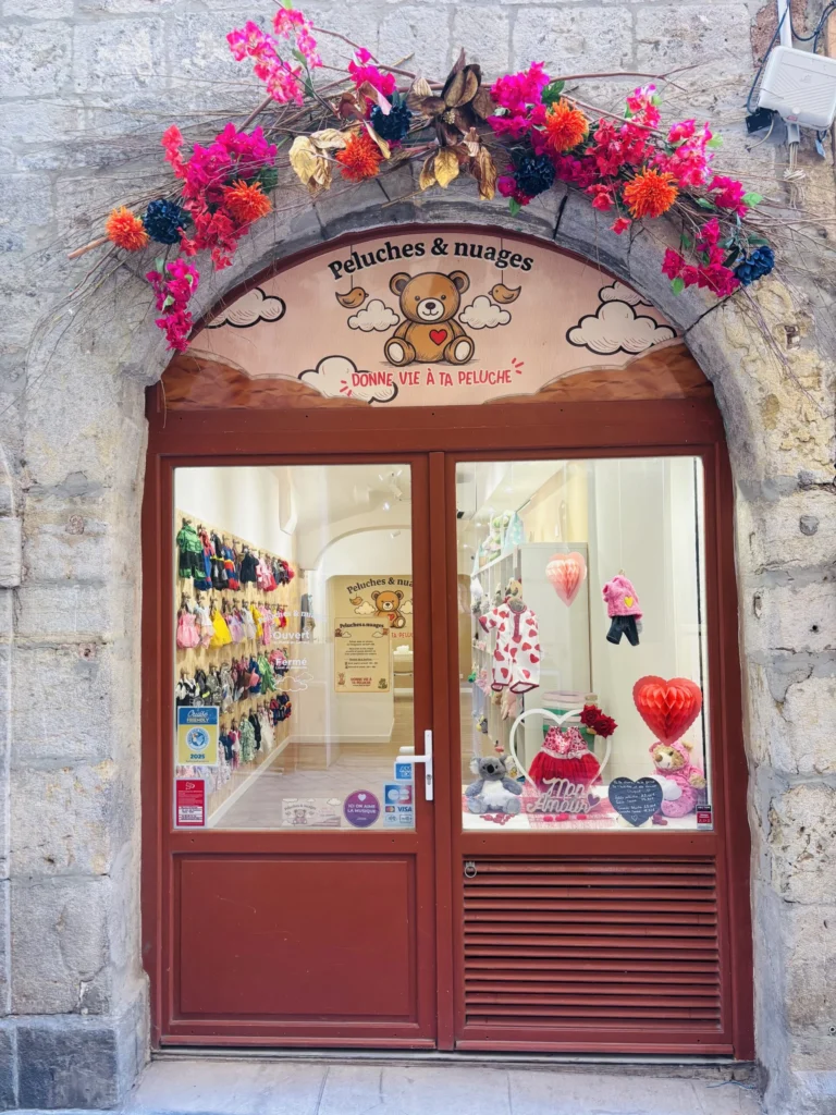 Atelier Peluche et Nuages à Toulon – enfant créant sa peluche personnalisée en famille