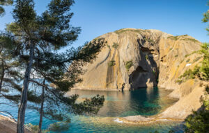 Calanque du Mugel La Ciotat, plage de galets en famille dans une calanque abritée