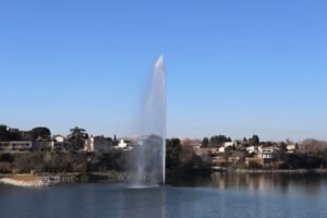 Promenade en famille autour de l’Étang de l’Olivier Istres avec vue sur le jet d’eau