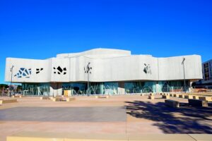 Médiathèque La Passerelle à Vitrolles, coin lecture enfants accessible aux familles