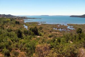 Famille en promenade au Parc de la Poudrerie Miramas espace nature
