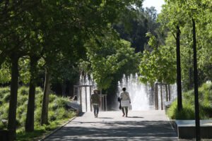 Sortie famille au Parc Marcel Guelfucci Istres avec aire de jeux et espaces verts