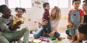 Parents et enfants au LAEP L’arbre des liens à Istres dans un espace de jeux