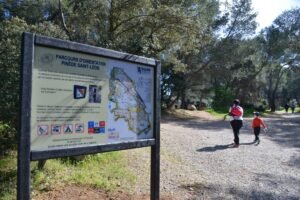 Pinède Saint-Léon Salon-de-Provence espace naturel boisé avec jeux enfants