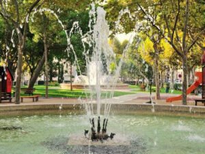 Place du Général de Gaulle Salon-de-Provence avec jardin d’enfants et familles