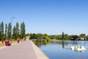 Familles en balade au Plan d’eau Saint-Suspi Miramas avec aire de jeux