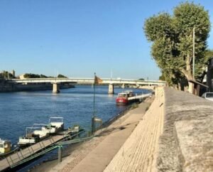 Promenade des quais du Rhône Arles, balade familiale avec poussette