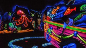 Enfants jouant au mini-golf fluo et laser game à Goolfy Plan de Campagne