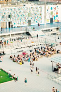 Famille profitant du rooftop de la Friche Belle de Mai Marseille