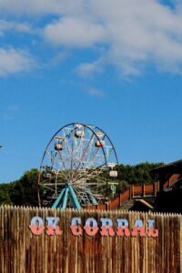 Famille dans l’univers western à OK Corral Cuges-les-Pins