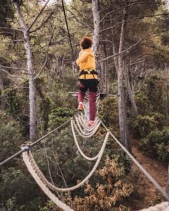 Enfants en accrobranche à Pastré Aventure Marseille dans les arbres