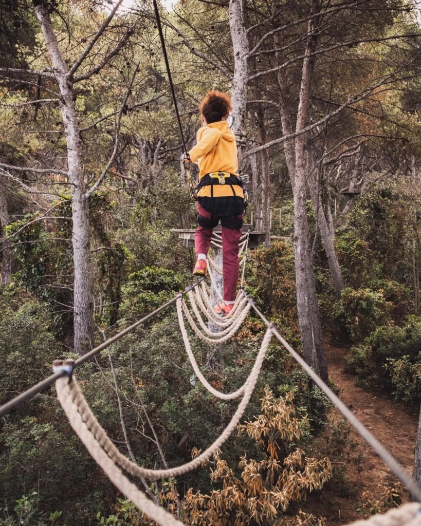 Enfants en accrobranche à Pastré Aventure Marseille dans les arbres