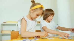 Enfants en activité Montessori à Montessori 21 Marseille en classe