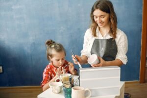 Atelier créatif pour enfants sur la Côte d’Azur avec peinture et activités manuelles