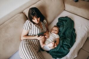 Maman entrepreneuse organisant son activité et prenant des notes pour développer son projet