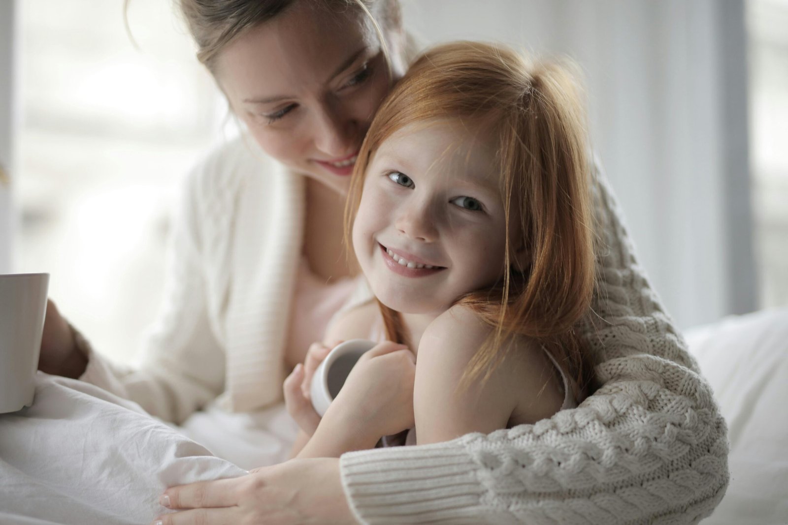 famille heureuse avec enfant à domicile Alpes-Maritimes