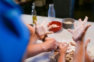 Enfants en atelier cuisine avec parent à Marseille Encore Un Morceau