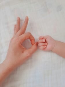 Parent communiquant avec bébé en signes à Signes avec bébé Marseille