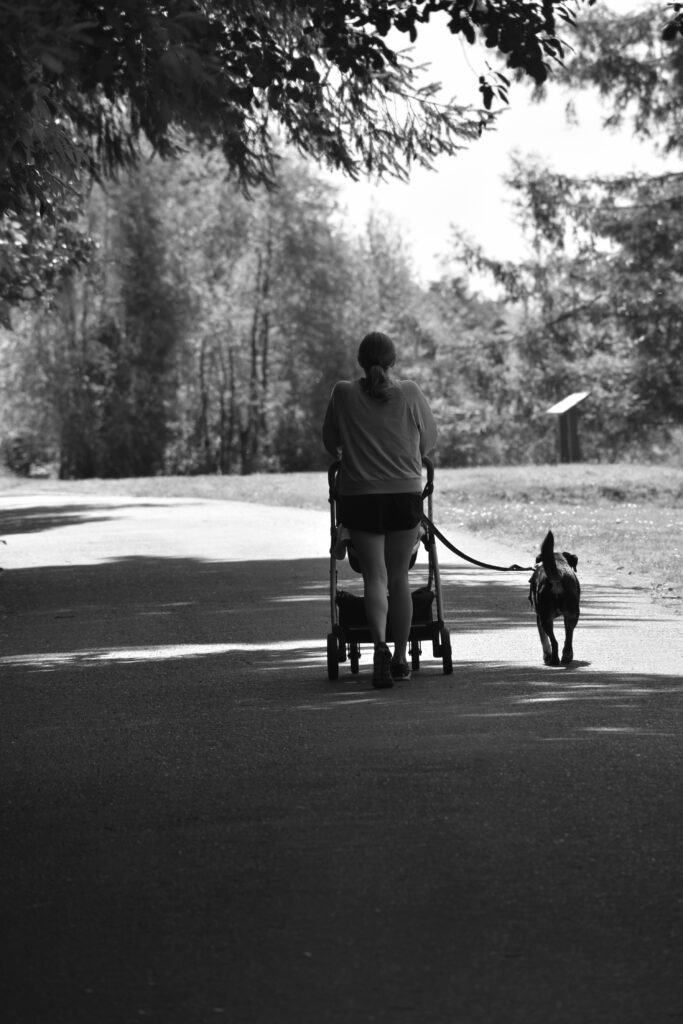 Balade en poussette dans les Bouches-du-Rhône en famille avec bébé dans un parc ensoleillé
