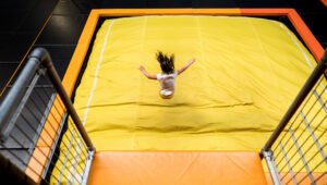 Enfants sautant au trampoline à Full in Park Marseille La Valentine