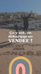 Maman et son enfant qui sautent de joie sur une plage de Vendée pour fêter le lancement de Parent Cool, plateforme de sorties et activités en famille