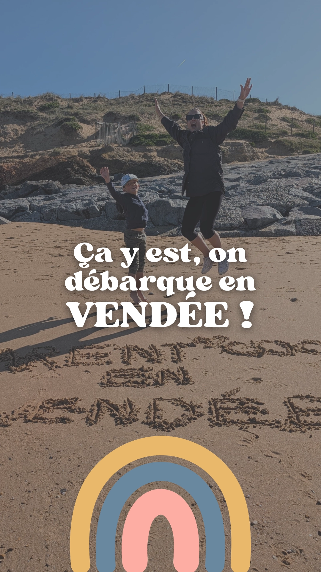 Maman et son enfant qui sautent de joie sur une plage de Vendée pour fêter le lancement de Parent Cool, plateforme de sorties et activités en famille