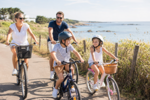 Famille avec enfants en activité en plein air en Vendée — sorties et vacances en famille